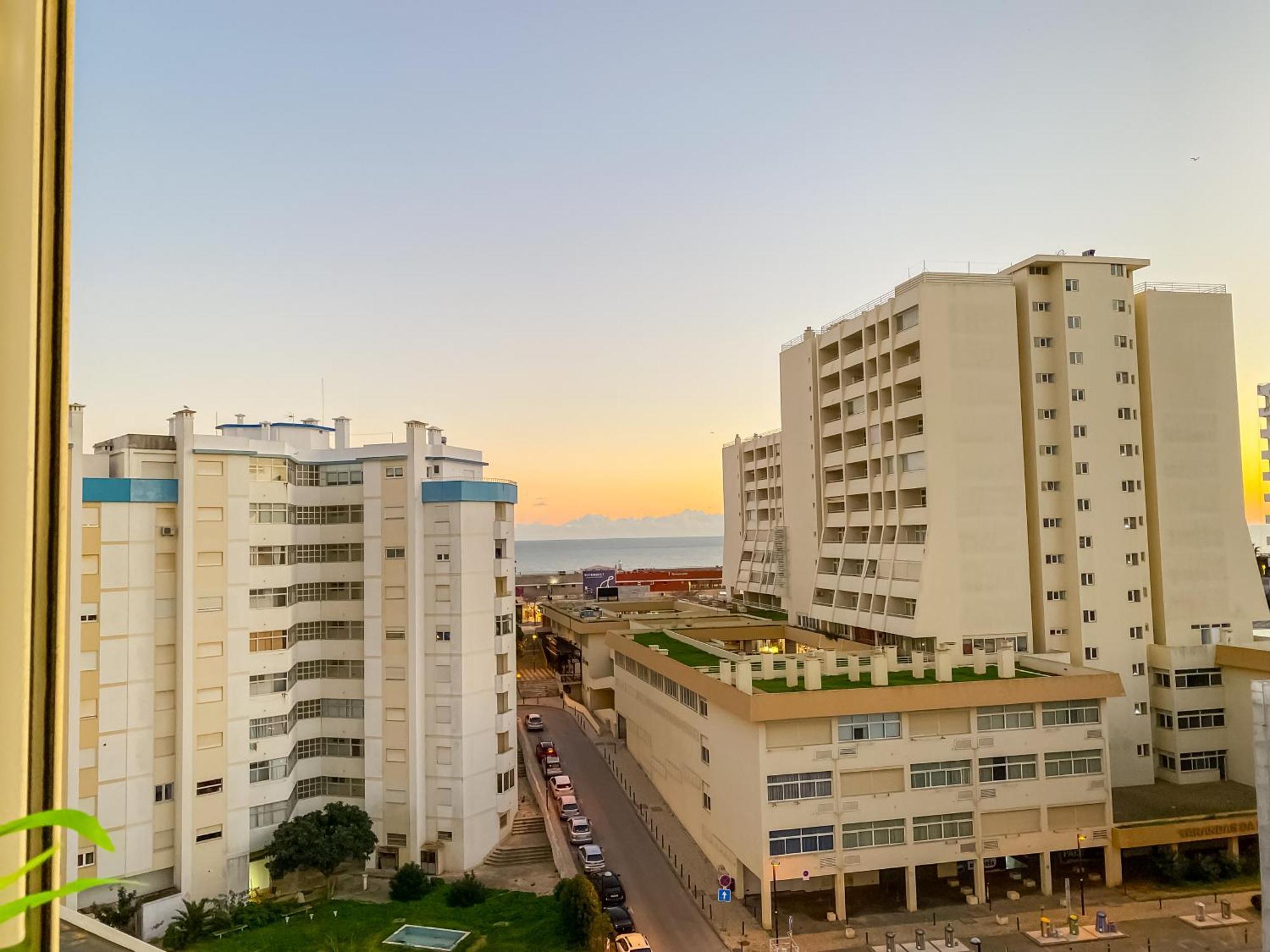 Luxury 2 Min Beach With Balcony, Ocean View, Wifi, Ac, Smarttv Portimão Buitenkant foto